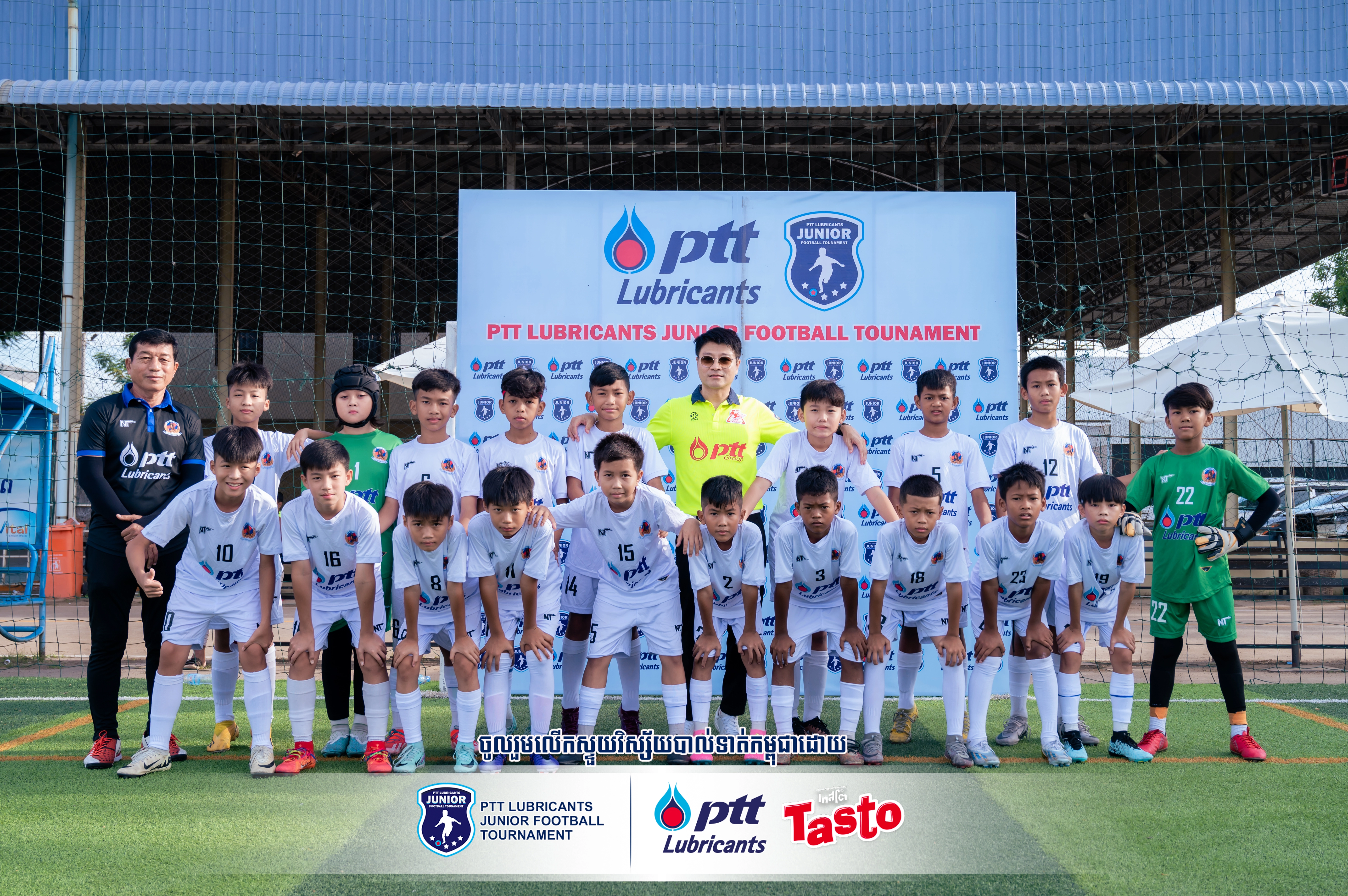 Team photo of junior football players